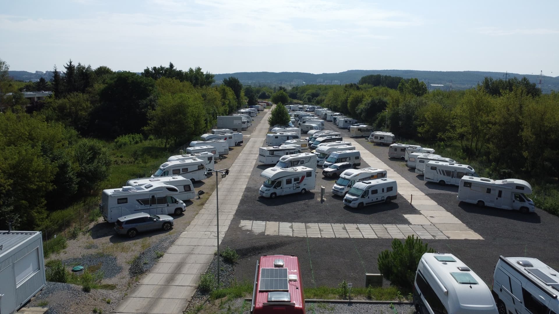 Caravan Spot – panoramatický pohled na areál s obytnými vozy