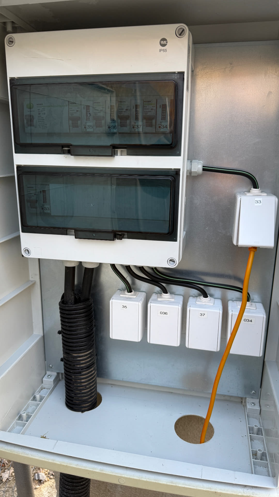 Caravan Spot – rozvaděč s elektrickými přípojkami a elektroměry