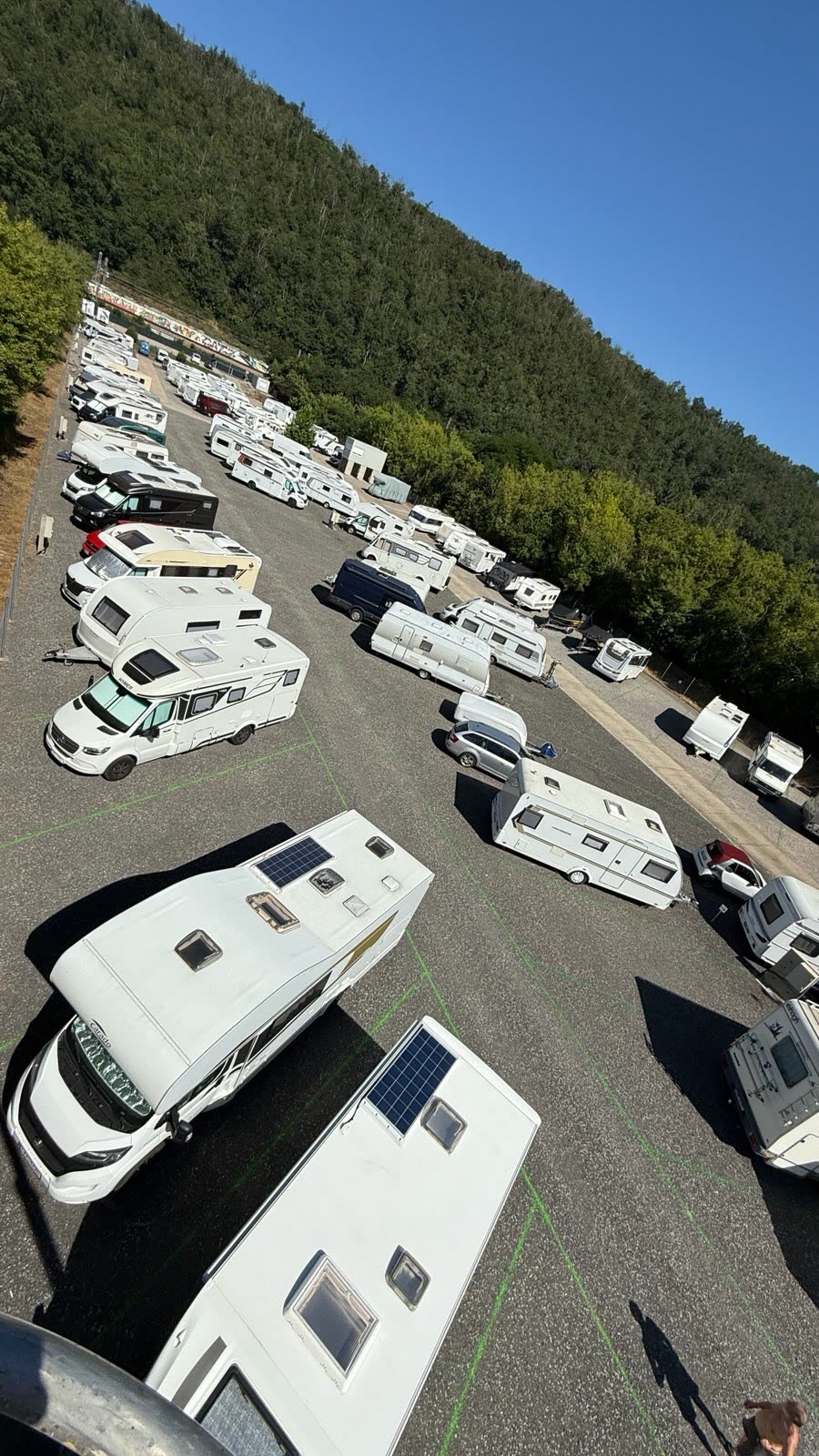 Caravan Spot – letní pohled na parkovací plochu areálu